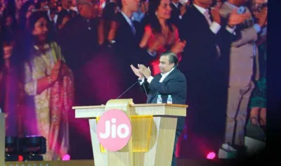 Reliance Jio अब देगा Facebook और Twitter को टक्कर, IPL ब्रॉडकास्टिंग राइट्स की रेस में सबसे आगे- India TV Paisa