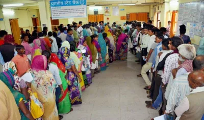 तीन दिन में SBI के पास जमा हुए 39,670 करोड़ रुपए, नोट जमा कराने के लिए लंबी कतारों में लगे हैं लोग- India TV Paisa