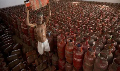 LPG subsidy: 10 लाख रुपए से ज्‍यादा कमाई वालों को नहीं मिलेगी सब्सिडी, इनकम टैक्‍स विभाग तेल मंत्रालय को देगा जानकारी- India TV Paisa