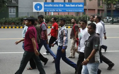 1 अप्रैल से SBI में होंगे ये 4 बड़े बदलाव, अब इन सर्विस के लिए चुकाने होंगे ज्यादा पैसे- India TV Paisa