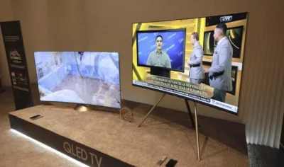 Samsung ने लॉन्च किया करीब 25 लाख रुपए का TV, प्री-बुकिंग करवा चुके लोगों को फ्री मिलेगा Galaxy S8+- India TV Paisa