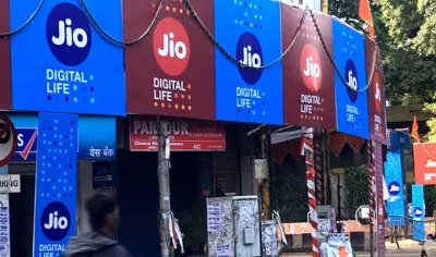 रिलायंस जियो ने 4G VoLTE फीचर फोन निर्माण के लिए Intex को बनाया पार्टनर, अगस्‍त में होगा लॉन्‍च- India TV Paisa