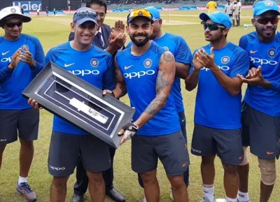 Dhoni gifted silver bat on his 300th odi- India TV Hindi