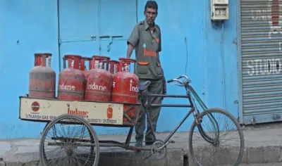 अब सब्सिडी वाला गैस सिलेंडर भी हुआ महंगा, 14.2KG वाले LPG सिलेंडर के लिए चुकाने होंगे आपको 7 रुपए ज्‍यादा- India TV Paisa