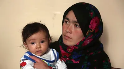 Jahantab Ahmadi, 25, holding her daughter Khezran | AP Photo- India TV Hindi