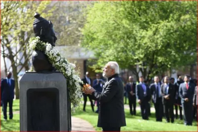 PM Modi pays floral tributes at Lingayat philosopher Basaveshwara bust in London- India TV Hindi