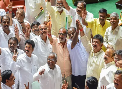 <p>JD(S) leader HD Kumaraswamy and party MLAs</p>- India TV Hindi