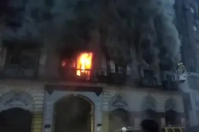 Massive fire breaks out inside Patel Chambers in Mumbai's Fort area- India TV Hindi