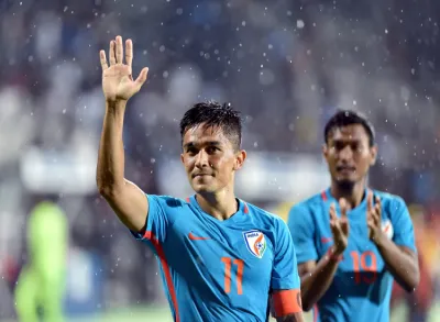 <p>India player Sunil Chhetri greets the spectators after...- India TV Hindi