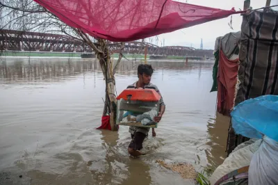 <p>People shift their belongings to drier area as he...- India TV Hindi