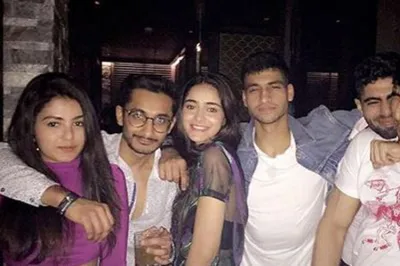 Ananya panday and Karan Jaisingh with friends- India TV Hindi