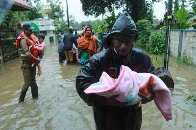 बाढ़ का प्रकोप कम होते ही केरलवासी अपने बर्बाद घरों की ओर लौटे, विदेशी मदद पर राजनीति गरमाई- India TV Hindi