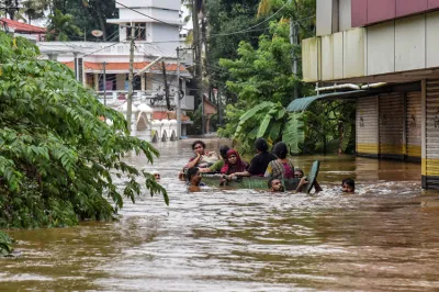 <p>People being rescued from a flood-affected region...- India TV Hindi