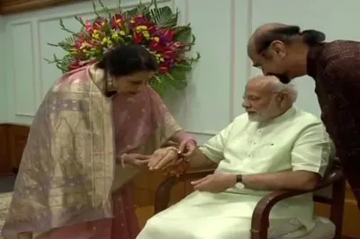 <p>Pak-origin Qamar Mohsin Shaikh ties rakhi to PM Modi</p>- India TV Hindi