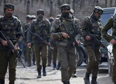 J-K: One JeM terrorist killed, policeman injured in Tral enconter, huge cache of arms and ammunition- India TV Hindi