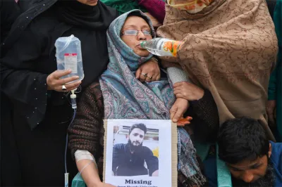 Family members and relatives of missing student Ehtisham Bilal in Srinagar- India TV Hindi