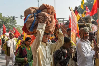 AIKSCC members and farmers begin their march from Ramlila Maidan towards Parliament- India TV Hindi