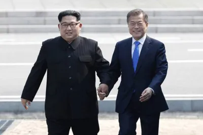 <p>kim jong un and moon jae in</p>- India TV Hindi