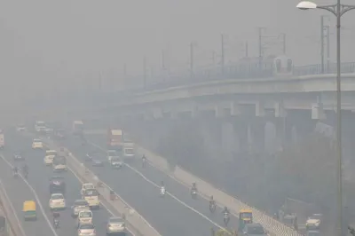 Delhi's air quality deteriorates as impact of rain begins to subside; normal life takes a hit as tra- India TV Hindi