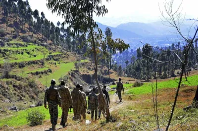 <p>Pakistani soldiers patrol in the area where Indian...- India TV Hindi