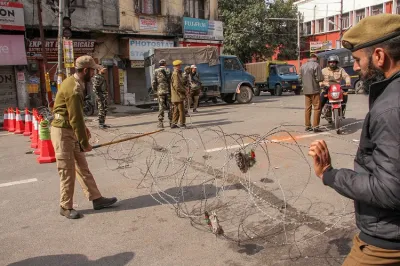 <p>Army personnel stand guard during the 4th consecutive...- India TV Hindi