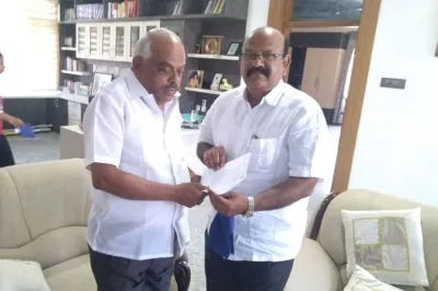 Umesh Jadhav handing over his resignation to speaker Ramesh Kumar- India TV Hindi