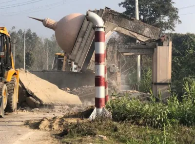 Kanpur District administration demolishes Urdu Gate of Azam Khan's mohammad ali jauhar university- India TV Hindi