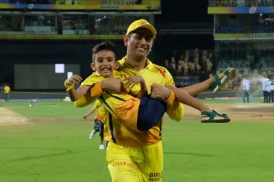 Watch: 'Lightning' MS Dhoni joins Shane Watson and Imran Tahir's sons in playful run sending Twitter- India TV Hindi