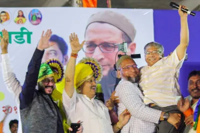 <p>AIMIM chief and Hyderabad MP, Asaduddin Owaisi carries...- India TV Hindi