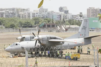 IAF AN-32 overruns runway at Mumbai airport, more than 50 flights affected | AP- India TV Hindi