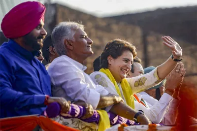 Congress General Secretary Priyanka Gandhi Vadra with party leader Sunil Jakhar and Navjot Singh- India TV Hindi