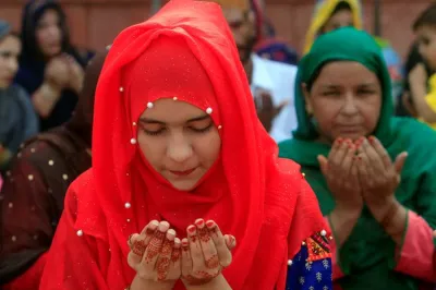 देश भर में धूमधाम से मनाया जा रहा है ईद, राष्ट्रपति ने दी देशवासियों को शुभकामनाएं- India TV Hindi