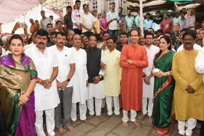 <p>Uddhav Thackeray with Shivsena mps</p>- India TV Hindi