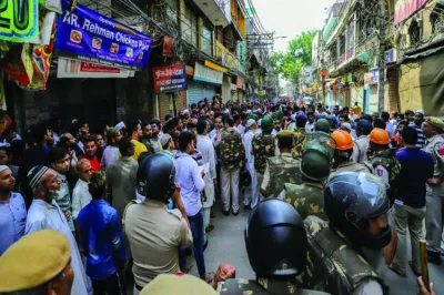 दिल्ली के लालकुआं में हंगामे के हालात सामान्य, हर्षवर्धन ने मंदिर में जाकर लिया हालात का जायजा- India TV Hindi