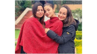 Alia bhatt with soni razdan and shaheen bhatt- India TV Hindi