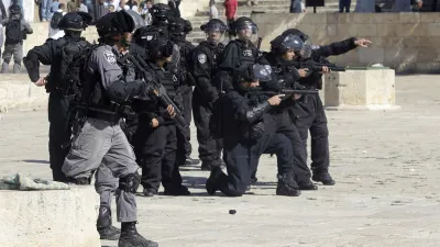 Palestinians and Israeli police clash at Al-Aqsa Mosque, 14 injured | AP- India TV Hindi