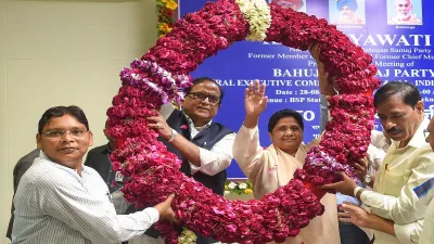 <p>BSP supremo Mayawati waves as she is garlanded by the...- India TV Hindi