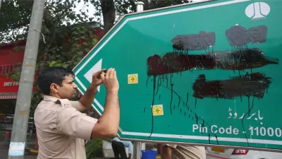 <p>Delhi: Hindu Sena workers have defaced Babar Road...- India TV Hindi