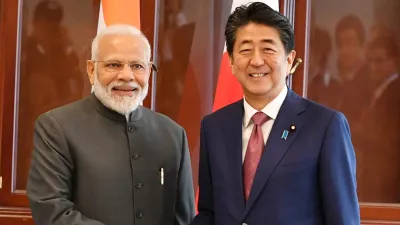 PM Narendra Modi meets Japanese PM Shinzo Abe in Russia | Twitter- India TV Hindi