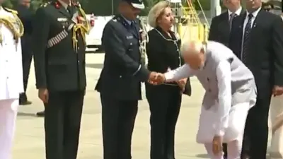 Narendra Modi's gesture at Houston airport highlights sense of humility | ANI- India TV Hindi