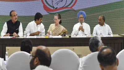 <p>Congress interim president Sonia Gandhi, flanked by...- India TV Hindi