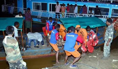 <p>APSDRF personnel rescue passengers of a boat which...- India TV Hindi