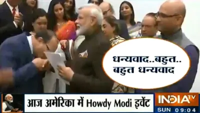 अमेरिका में रह रहे कश्मीरी पंडित ने चूमा पीएम मोदी का हाथ- India TV Hindi