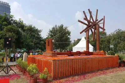 <p>India's largest 'charkha' made of waste plastic...- India TV Hindi