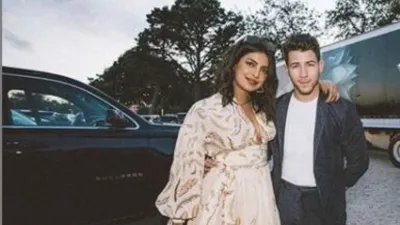 Priyanka Chopra and Nick Jonas steal a kiss mid-concert- India TV Hindi