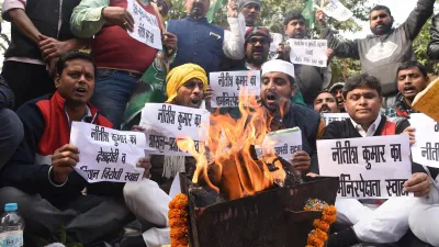 <p>RJD actvists perform a hawan outside the JD-U office...- India TV Hindi