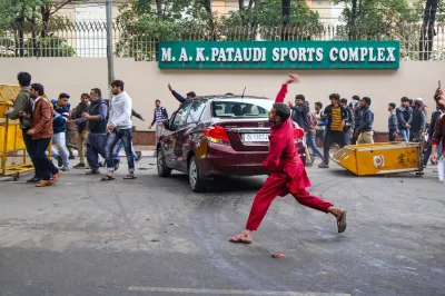 <p>Students of Jamia Millia Islamia University stage a...- India TV Hindi