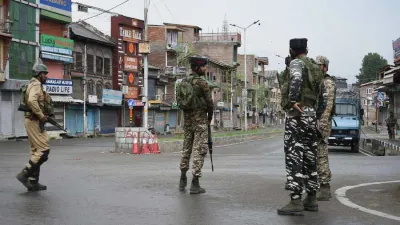 Security personnel stand guard in Srinagar- India TV Hindi