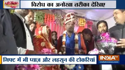 विरोध का अनोखा तरीका, प्याज़ की जयमाला-गिफ्ट में लहसुन- India TV Hindi