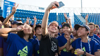 Simona Halep with Ball Kids- India TV Hindi